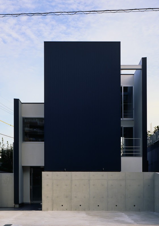 外観事例：一つのBOXと2枚のL字形の壁で構成される（名古屋市T邸～幾つもの外部空間を内包する家）