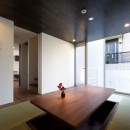 名古屋市T邸～幾つもの外部空間を内包する家の写真 堀りコタツのある畳リビング