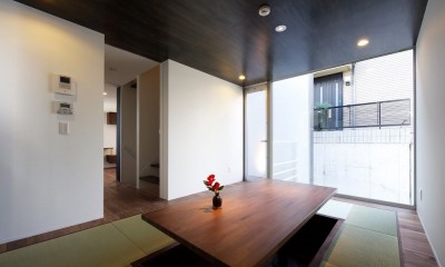 名古屋市T邸～幾つもの外部空間を内包する家 (堀りコタツのある畳リビング)