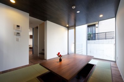 堀りコタツのある畳リビング (名古屋市T邸～幾つもの外部空間を内包する家)