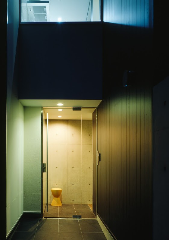 玄関事例：ガラス貼のエントランス（名古屋市T邸～幾つもの外部空間を内包する家）