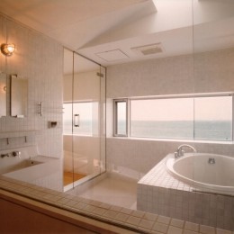 日立市S邸～全室から海を眺望できる別荘 (海に面したバスルーム)