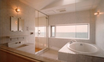 日立市S邸～全室から海を眺望できる別荘 (海に面したバスルーム)
