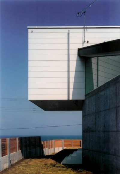 RC構造の壁から飛び出した2階テラス (日立市S邸～全室から海を眺望できる別荘)