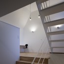建物探訪で放送　目黒のスキップフロアの家　ハコノオウチ13の写真 スキップフロアのリビングへつながる大階段