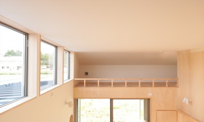 休耕地に建つ女性のための住宅