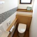 ガラスモザイクタイルのラインが入ったトイレリノベーションの写真 トイレ