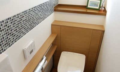 トイレ｜ガラスモザイクタイルのラインが入ったトイレリノベーション