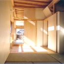 RC地下駐車場の上に産直木材三層の家／Maさんの家の写真 ﾊｲｻｲﾄﾞﾗｲﾄのある畳敷き寝室