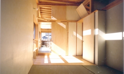 RC地下駐車場の上に産直木材三層の家／Maさんの家 (ﾊｲｻｲﾄﾞﾗｲﾄのある畳敷き寝室)