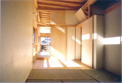 ﾊｲｻｲﾄﾞﾗｲﾄのある畳敷き寝室 (RC地下駐車場の上に産直木材三層の家／Maさんの家)