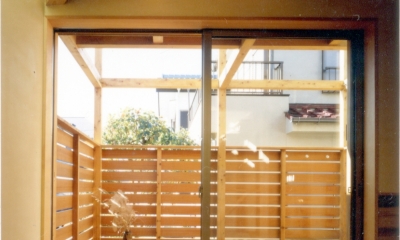 RC地下駐車場の上に産直木材三層の家／Maさんの家 (ﾊﾞﾙｺﾆｰと一体化したﾘﾋﾞﾝｸﾞ･ﾀﾞｲﾆﾝｸﾞ)