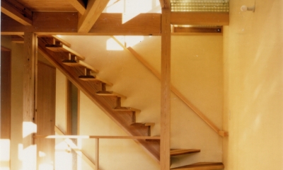 RC地下駐車場の上に産直木材三層の家／Maさんの家 (リビング階段と吹き抜けにＦＲＰグレーチングのブリッジを持つﾘﾋﾞﾝｸﾞ･ﾀﾞｲﾆﾝｸﾞ)
