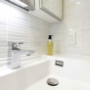 ホワイトを基調としたバスルームの写真 洗面室　タイル