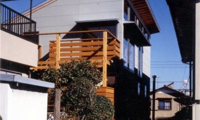 RC地下駐車場の上に産直木材三層の家／Maさんの家 (２層の木製バルコニーを持つ西面外観)