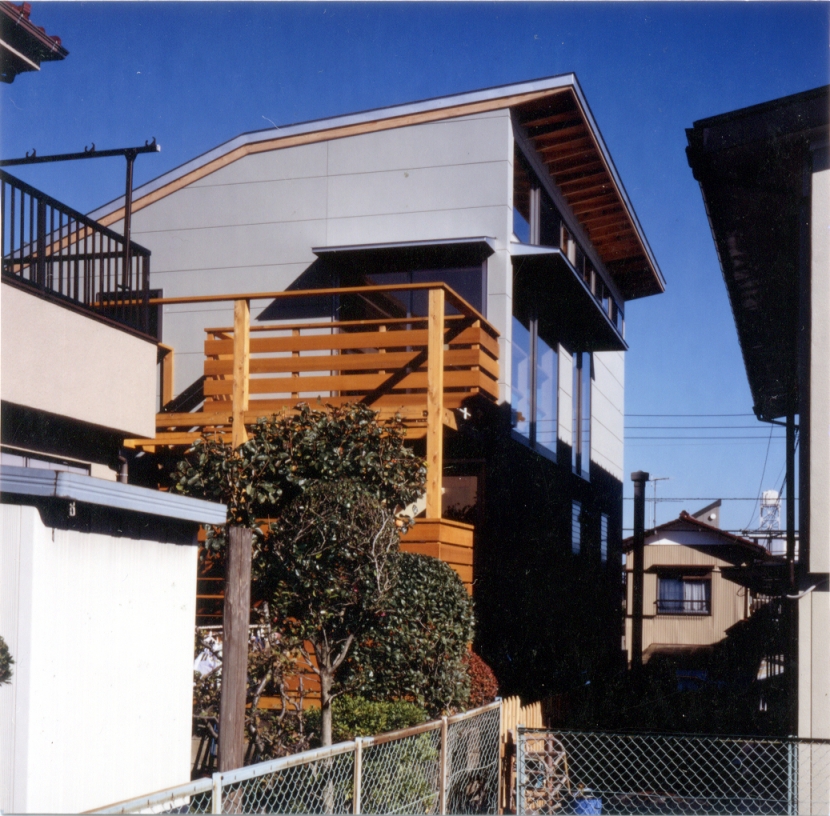 外観事例：２層の木製バルコニーを持つ西面外観（RC地下駐車場の上に産直木材三層の家／Maさんの家）