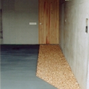 RC地下駐車場の上に産直木材三層の家／Maさんの家の写真 杉のチップを敷いた駐車場