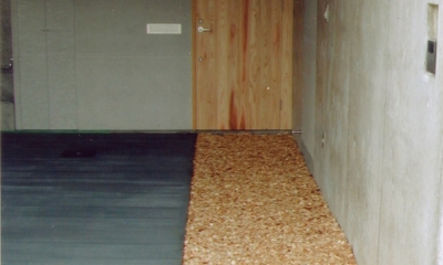 RC地下駐車場の上に産直木材三層の家／Maさんの家 (杉のチップを敷いた駐車場)