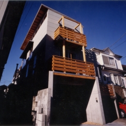 RC地下駐車場の上に産直木材三層の家／Maさんの家 (地下駐車場の上に２層のバルコニーを持つ東側外観)