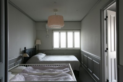 照明が印象的な落ち着いた寝室 (K邸)