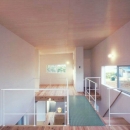 東松山のＬ型ボックス／Ｍｏさんの家の写真 透明ｸﾞﾚｰﾁﾝｸﾞのブリッジのかかる吹き抜けを挟んだ２階の２室