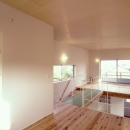 東松山のＬ型ボックス／Ｍｏさんの家の写真 透明ｸﾞﾚｰﾁﾝｸﾞのブリッジのかかる吹き抜けを挟んだ２階の２室