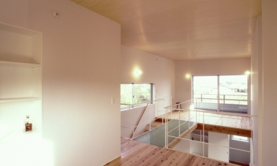 東松山のＬ型ボックス／Ｍｏさんの家 (透明ｸﾞﾚｰﾁﾝｸﾞのブリッジのかかる吹き抜けを挟んだ２階の２室)