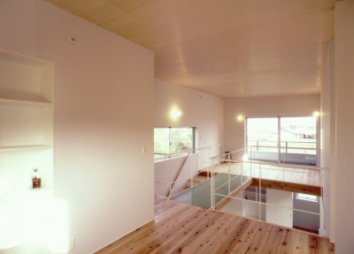 透明ｸﾞﾚｰﾁﾝｸﾞのブリッジのかかる吹き抜けを挟んだ２階の２室 (東松山のＬ型ボックス／Ｍｏさんの家)