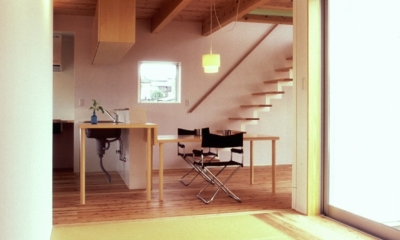 東松山のＬ型ボックス／Ｍｏさんの家 (縁なし畳の予備室としての畳スペース)