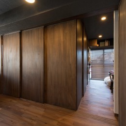カグ　ノ　モリ　- 壁面全面造作家具のリノベーション - (ワンルームのリビングに建具で個室をつくります。)
