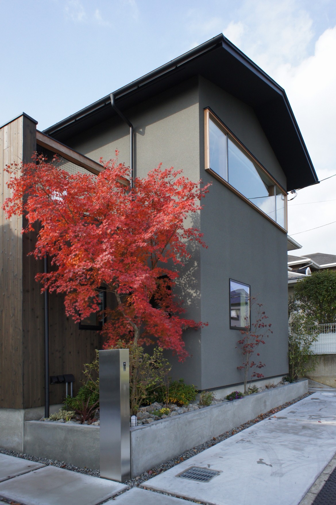 外観事例：イロハモミジ　紅葉（北大和の家／北の景色を眺めて暮らす）