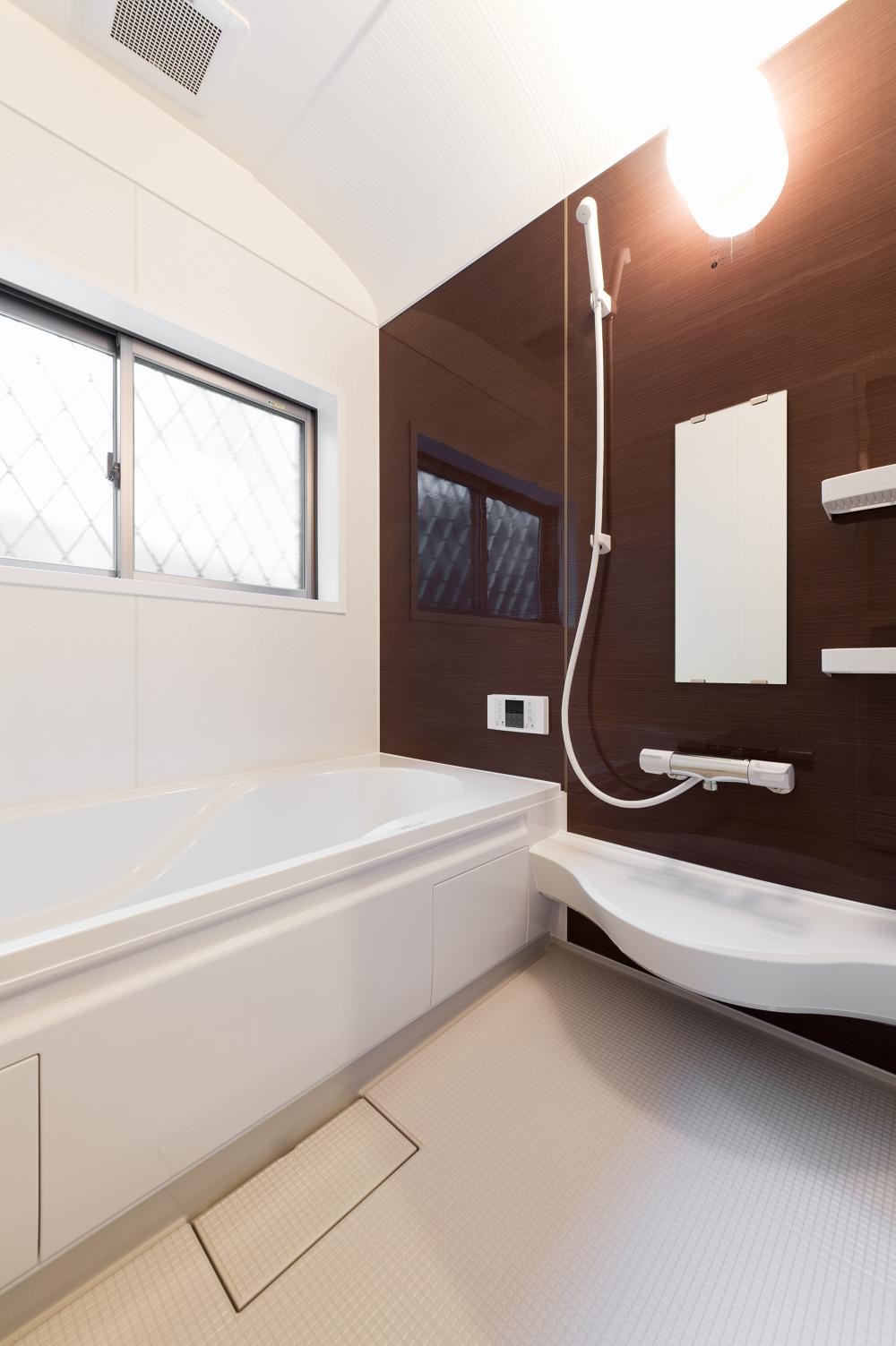 バス/トイレ事例：浴室（二階建てを一階建てに減築し、間取りも完全リフォーム）