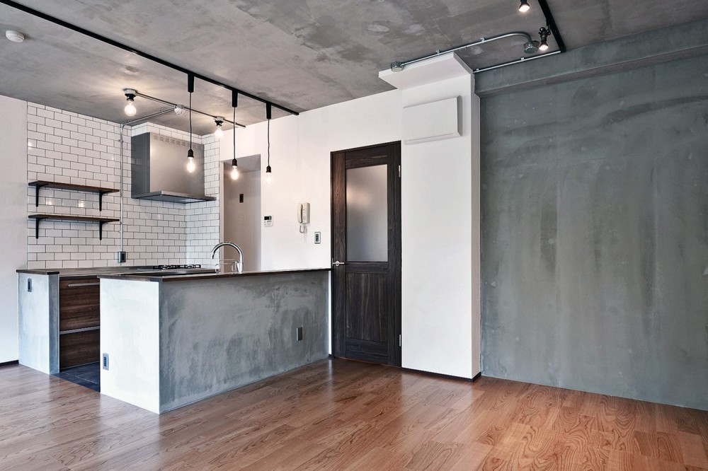 壁・天井もキッチンカウンターもモルタル仕上げの無骨でラフなマンションリノベーション (リビングダイニング)