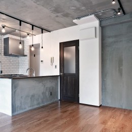 壁・天井もキッチンカウンターもモルタル仕上げの無骨でラフなマンションリノベーション (リビングダイニング)