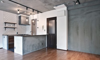 壁・天井もキッチンカウンターもモルタル仕上げの無骨でラフなマンションリノベーション