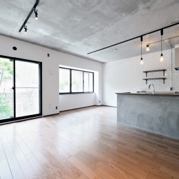 壁・天井もキッチンカウンターもモルタル仕上げの無骨でラフなマンションリノベーション (リビング・掃きだし窓)