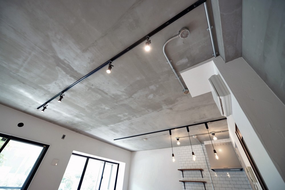 Cuestudio（キュースタジオ）「壁・天井もキッチンカウンターもモルタル仕上げの無骨でラフなマンションリノベーション」