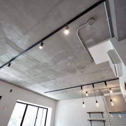 壁・天井もキッチンカウンターもモルタル仕上げの無骨でラフなマンションリノベーション (モルタル仕上げの天井)