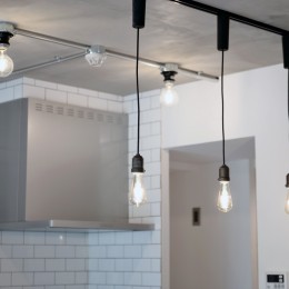 壁・天井もキッチンカウンターもモルタル仕上げの無骨でラフなマンションリノベーション (キッチン照明)