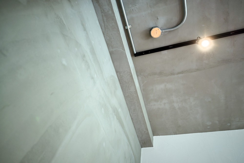 壁・天井もキッチンカウンターもモルタル仕上げの無骨でラフなマンションリノベーション (素材感のある壁･天井)