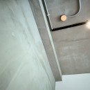 壁・天井もキッチンカウンターもモルタル仕上げの無骨でラフなマンションリノベーションの写真 素材感のある壁･天井