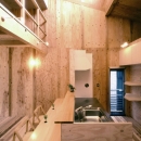 小石川植物園と向き合う家／Ｎｉさんの家の写真 吹抜けハイサイドライトと下のキッチン