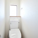 光が行き交うシースルーハウスの写真 トイレ