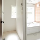 素材にこだわったシンプルなお家の写真 バスルーム