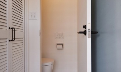 トイレ｜O邸_木の温もり感じるアメリカンレトロスタイル