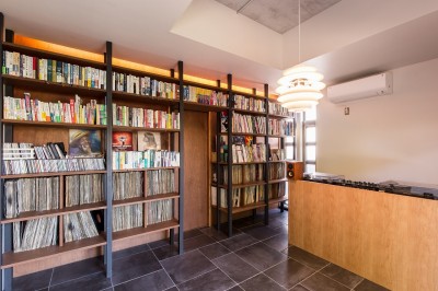 音楽室（右部：ターンテーブル、左部：2000枚のレコード収納） (Madagasucar～大空間で贅沢アレコレ。鉄筋コンクリート造の戸建てリノベ～)