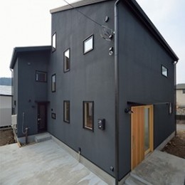 外観は黒、内観は白×ナチュラルスリット階段や大きな窓で開放感溢れる家 (外観)