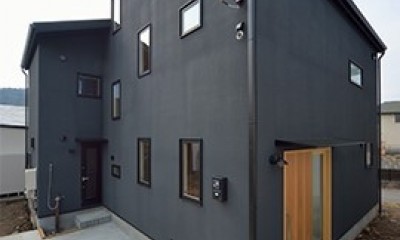 外観は黒、内観は白×ナチュラルスリット階段や大きな窓で開放感溢れる家