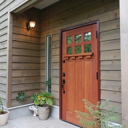 四季を感じ暮らしを楽しむ家 (こだわりの木製玄関ドア)