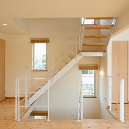 階段 (外観は黒、内観は白×ナチュラルスリット階段や大きな窓で開放感溢れる家)